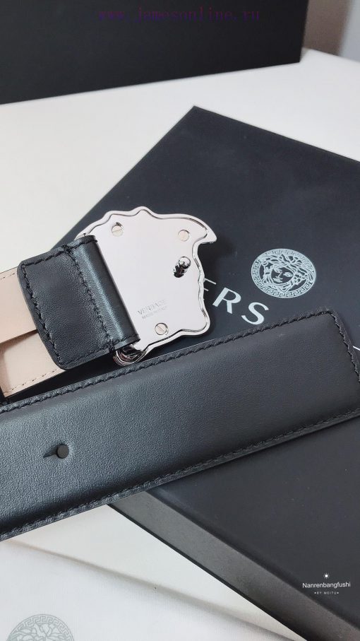 This leather belt is adorned with the iconic Versace Medusa avatar buckle, highlighting its 25q2uv2c - Image 6