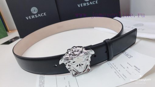 This leather belt is adorned with the iconic Versace Medusa avatar buckle, highlighting its 25q2uv2c - Image 10