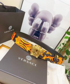 This Palazzo belt from Versace is made of cowhide fabric and adorned with Le Pop Classique p hfrm6ki8