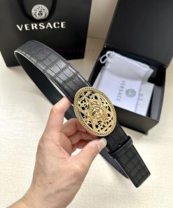 The 3D hollowed out Medusa on the Versace head logo waistband buckle with a width of 4.0cm g 0qt3c860