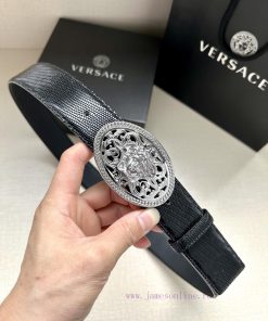 The 3D hollowed out Medusa on the Versace head logo waistband buckle with a width of 4.0cm g lifs7b0r