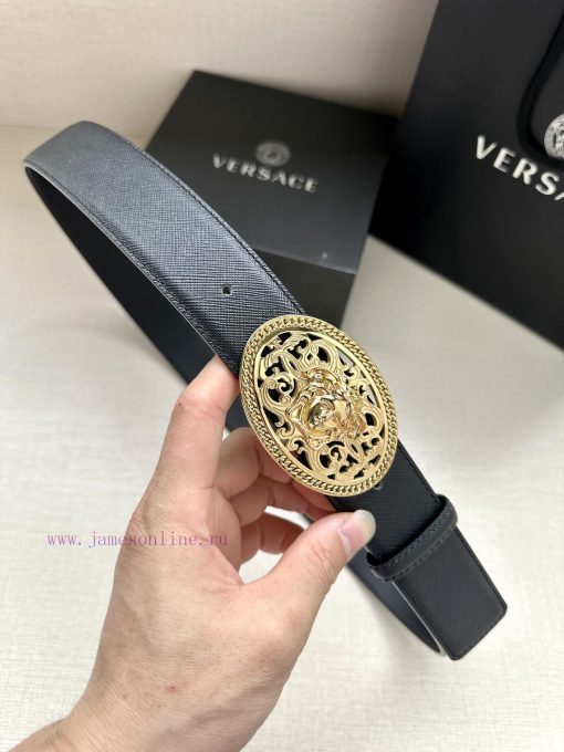 The 3D hollowed out Medusa on the Versace head logo waistband buckle with a width of 4.0cm g gi06j3g1