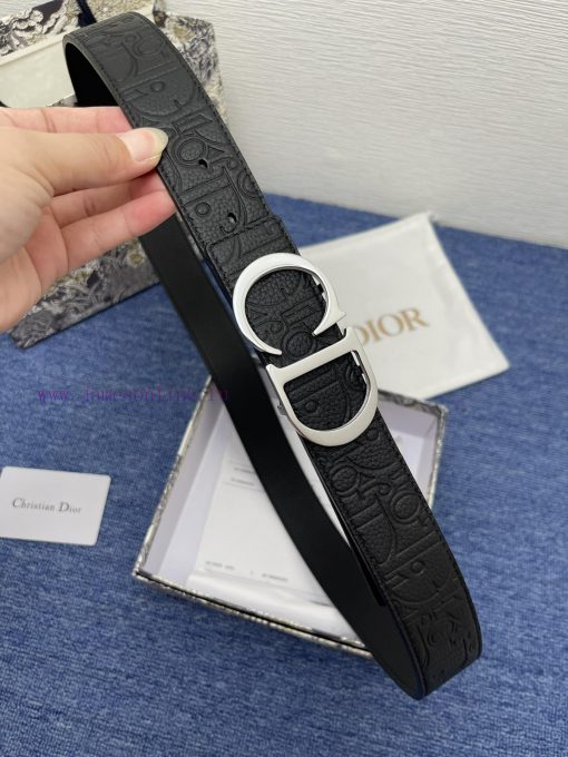 This 35mm double-sided belt from Dior combines elegant temperament with modern style. On one m9nuzm9s