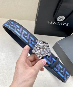 Width 4.0cm VERSACE This classic Versace belt is made of soft calf leather, adorned with La bv7m9fwv