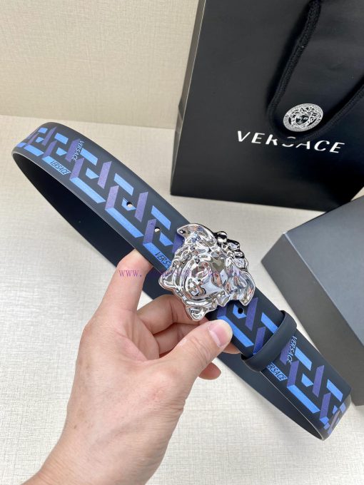 Width 4.0cm VERSACE This classic Versace belt is made of soft calf leather, adorned with La bv7m9fwv