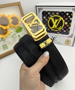 LV... Louis Vuitton automatic beltMaterial: Leather Belt with 100% Head Layer. The leather b rlfla9k0