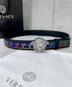 Width 4.0 cm Versace This classic Versace belt is made of soft calf leather, adorned with La l25yyrli
