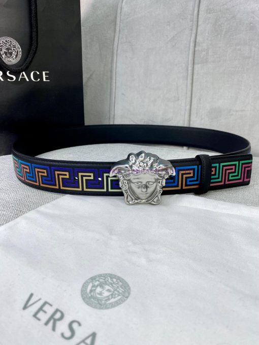 Width 4.0 cm Versace This classic Versace belt is made of soft calf leather, adorned with La l25yyrli