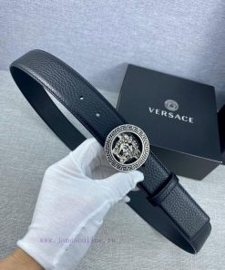 The 3D hollowed out Medusa on the buckle of the Versace head logo waistband with a width of px2wdzg2
