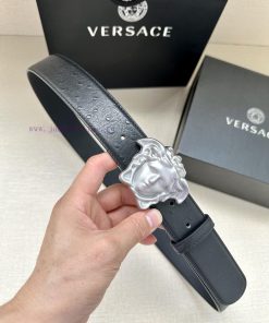 Width 4.0cm Versace. The buckle of this Versace belt is adorned with the iconic matte buckle y6x8temz