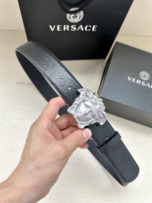 Width 4.0cm Versace. The buckle of this Versace belt is adorned with the iconic matte buckle y6x8temz