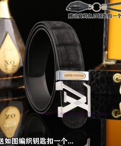 Give a genuine crocodile claw keychain as a giftComes with a complete set of purchasing gift tu658m8g