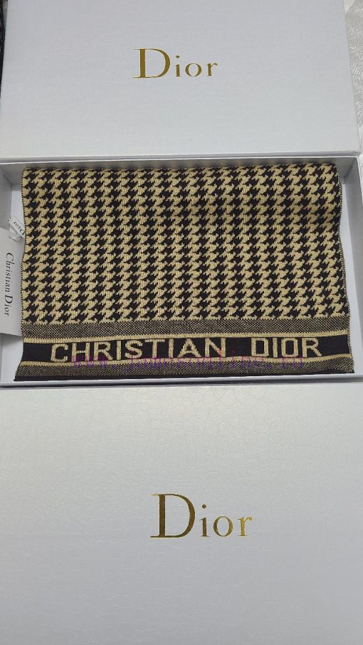 Dior, high-end cashmere knitted scarves can be formal or casual, very classic for both men a0t18m9cf - Image 9