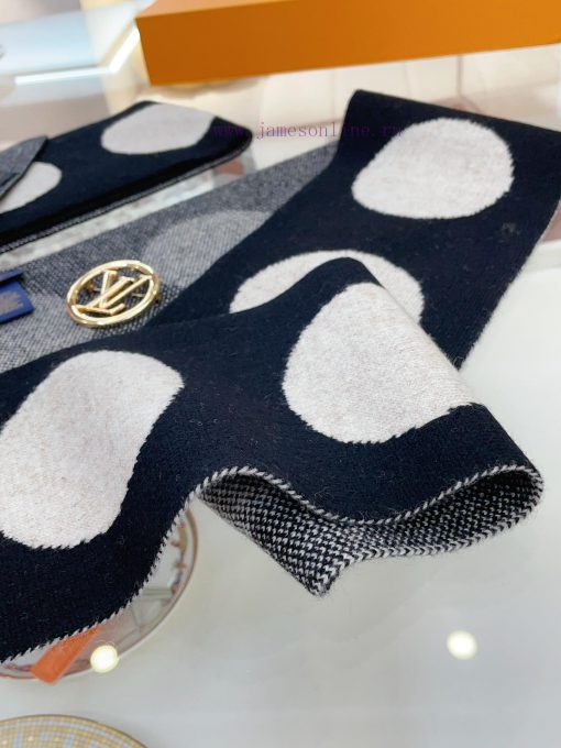 I couldn't put it down as soon as I received the annual LV must-have with the LV scarf bucklmah0752o - Image 6