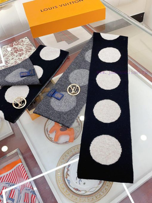 I couldn't put it down as soon as I received the annual LV must-have with the LV scarf bucklmah0752o - Image 14