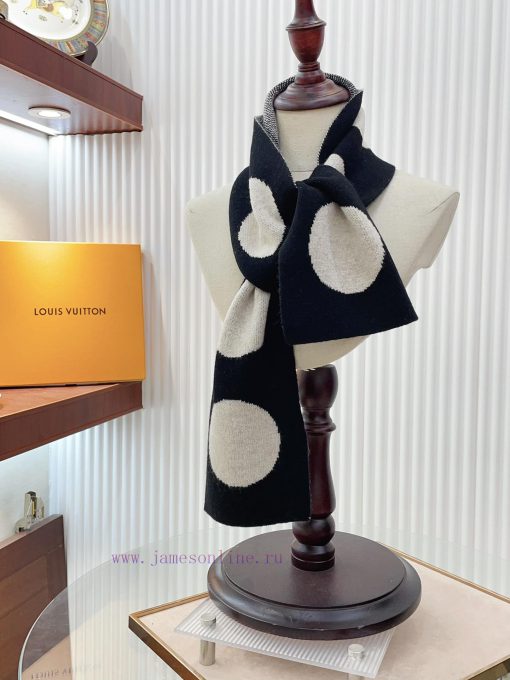 I couldn't put it down as soon as I received the annual LV must-have with the LV scarf bucklmah0752o - Image 17