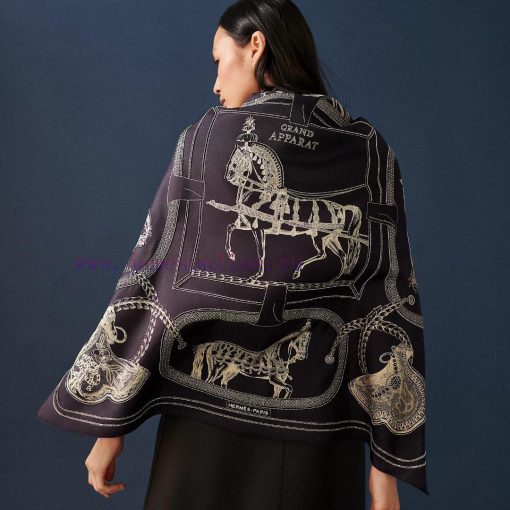 I bought a single-sided 90 silk square scarf and it looks great. I recommend it for formal br4utbcvq - Image 2