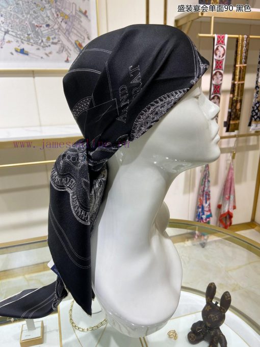 I bought a single-sided 90 silk square scarf and it looks great. I recommend it for formal br4utbcvq - Image 7