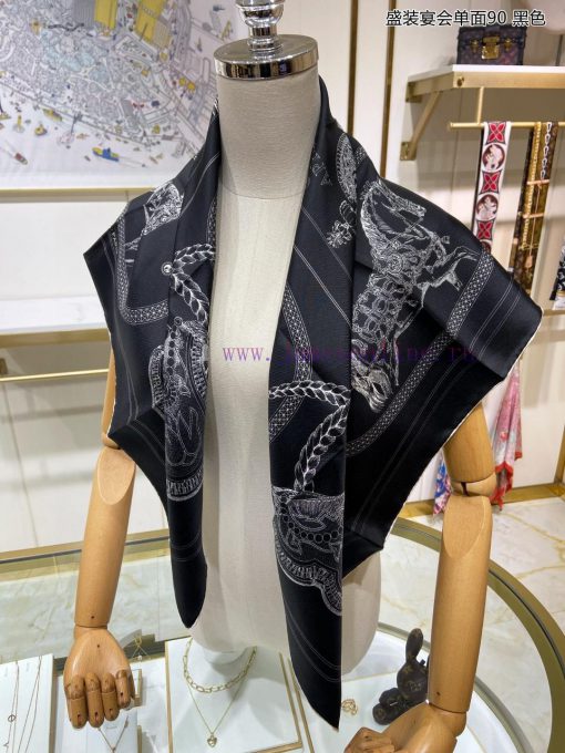 I bought a single-sided 90 silk square scarf and it looks great. I recommend it for formal br4utbcvq - Image 10