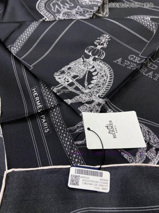 I bought a single-sided 90 silk square scarf and it looks great. I recommend it for formal br4utbcvq - Image 12