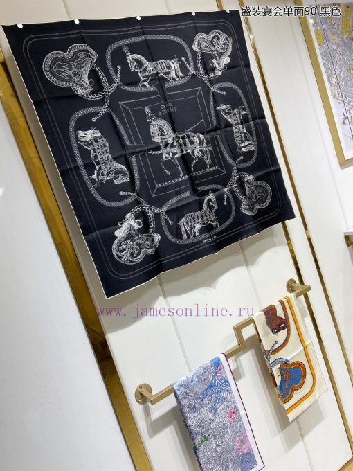I bought a single-sided 90 silk square scarf and it looks great. I recommend it for formal br4utbcvq - Image 17