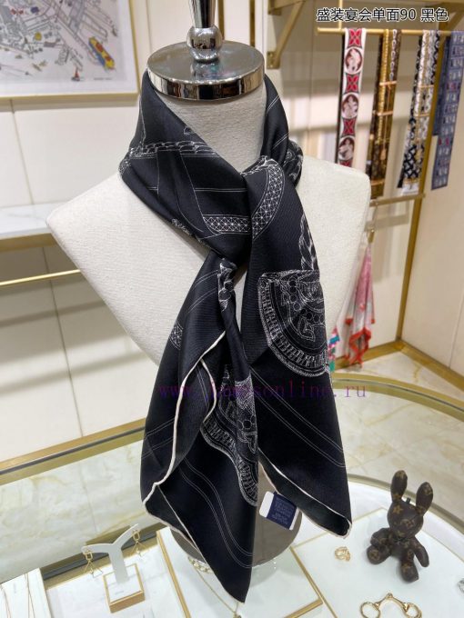 I bought a single-sided 90 silk square scarf and it looks great. I recommend it for formal br4utbcvq - Image 20