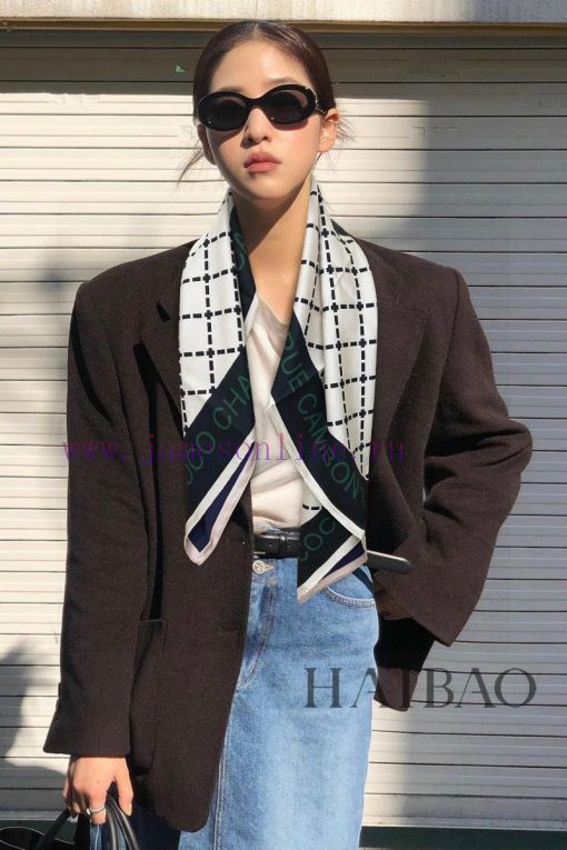 The new Chanel double-sided two tone silk square scarf is highly recommended by VIPs. You musjtg25fh - Image 2