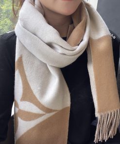 The LV Graphic Dual scarf is made of a blend of soft and high-quality wool, cut into a wide hvmvavq6