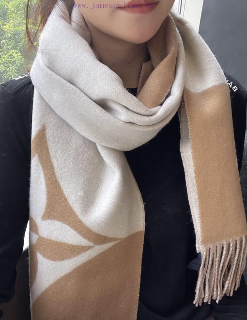The LV Graphic Dual scarf is made of a blend of soft and high-quality wool, cut into a wide hvmvavq6