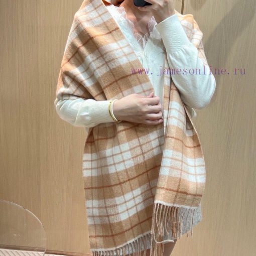 The COACH classic Coach scarf is also so beautiful, not only in terms of appearance but also37xhm8ef