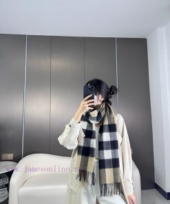 The latest product of Burberry's classic cashmere plaid scarf, which has a strong reputation2n647qx2