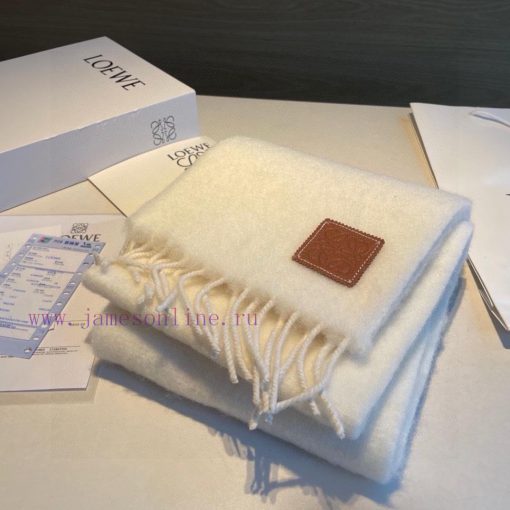 Loewe's super beautiful new mohair scarf is highly recommended to buy with good texture. Loexk5c1i3m - Image 13
