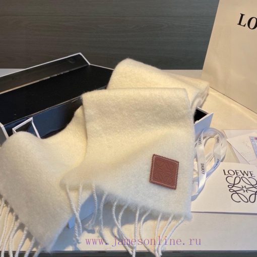 Loewe's super beautiful new mohair scarf is highly recommended to buy with good texture. Loexk5c1i3m - Image 15