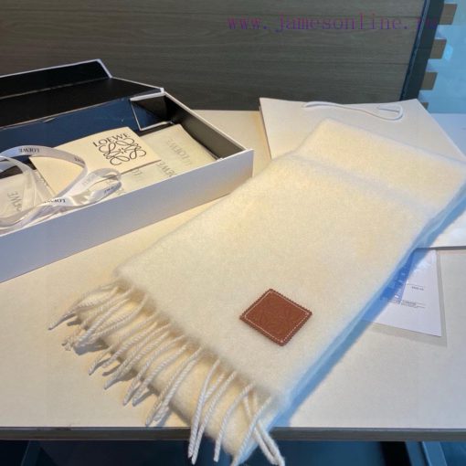 Loewe's super beautiful new mohair scarf is highly recommended to buy with good texture. Loexk5c1i3m - Image 17