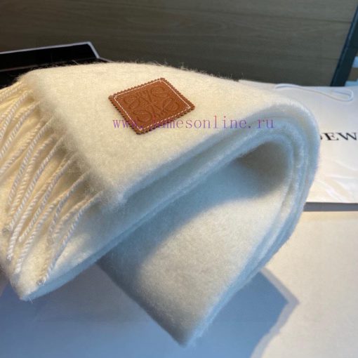 Loewe's super beautiful new mohair scarf is highly recommended to buy with good texture. Loexk5c1i3m - Image 18