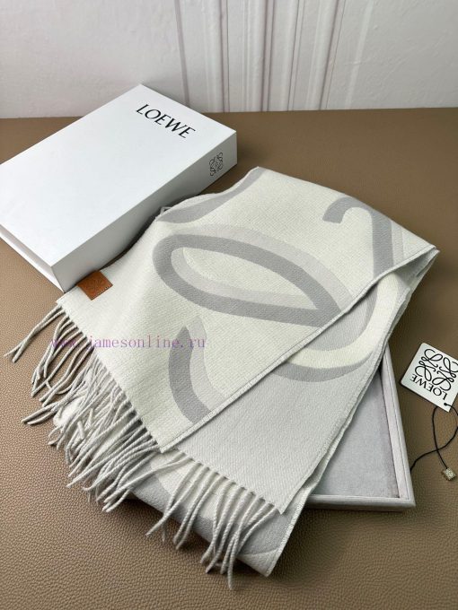 Loewe's new models are hot on the market this yearLOEWE Luo YiweiDouble sided wool scarf wit8pvec1uw - Image 13
