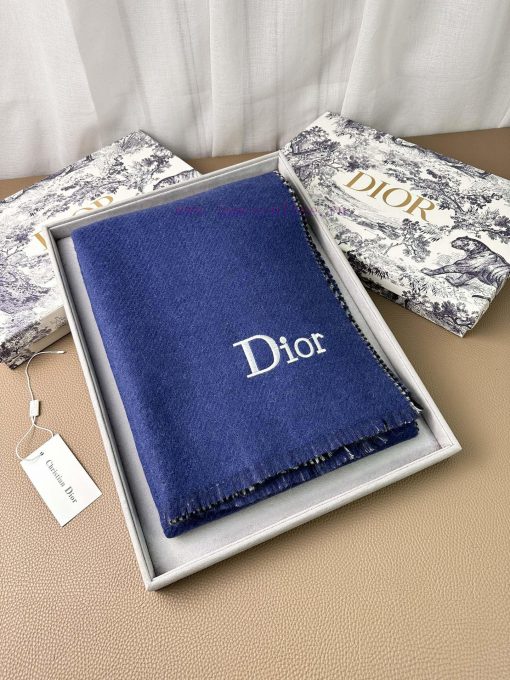 D's double-sided cashmere blend shawl is really a great item. It's warm and thick, and the eivbkxtiu