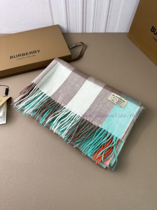 Burberry's timeless million year model, Burberry's classic oversized shawl with excellent qurv385vjk - Image 11