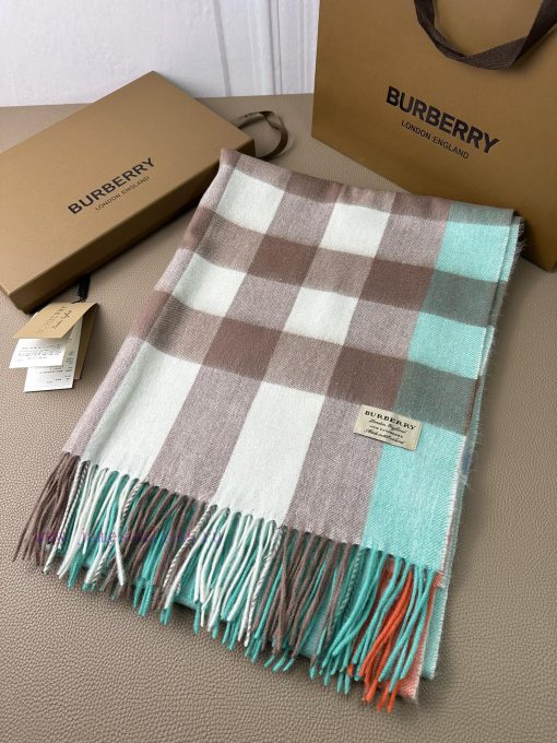 Burberry's timeless million year model, Burberry's classic oversized shawl with excellent qurv385vjk - Image 13