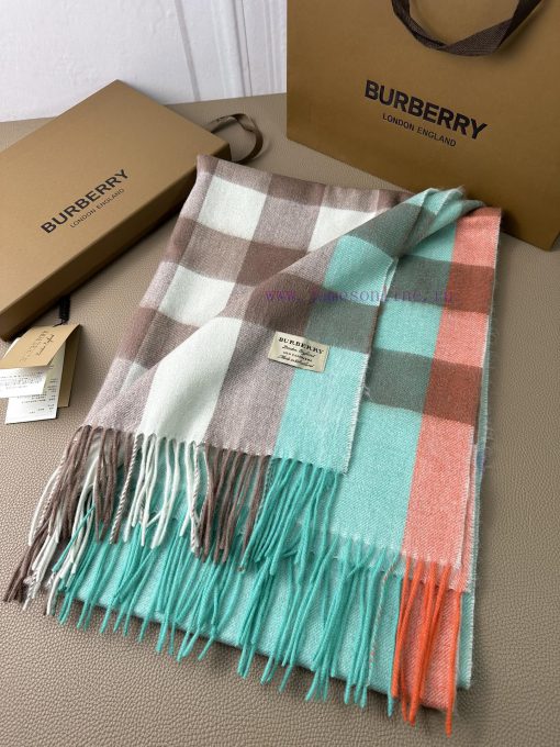 Burberry's timeless million year model, Burberry's classic oversized shawl with excellent qurv385vjk - Image 14