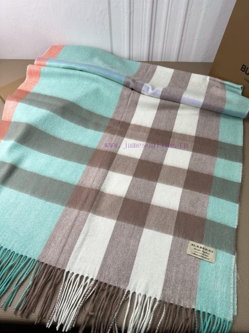 Burberry's timeless million year model, Burberry's classic oversized shawl with excellent qurv385vjk - Image 15