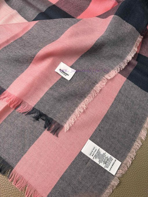 Burberry~The fabric has clear patterns and is made of excellent Nepalese cashmere material. iryf2a2i - Image 13