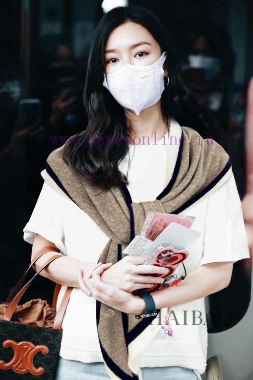The popular Yana LP silver striped diamond shaped scarf triangle scarf is luxurious in termsjr3cc2al