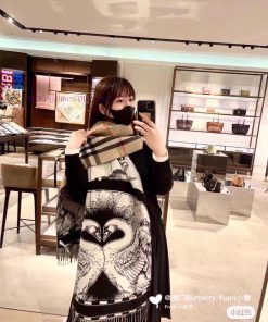 Burberry's new product in 2023, Swan double-sided scarf shawl 🧣 Crafted from carefully selecdievw8uh