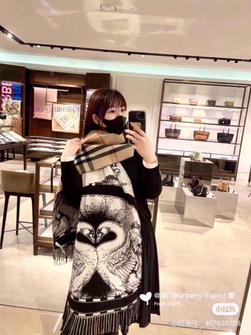 Burberry's new product in 2023, Swan double-sided scarf shawl 🧣 Crafted from carefully selecdievw8uh