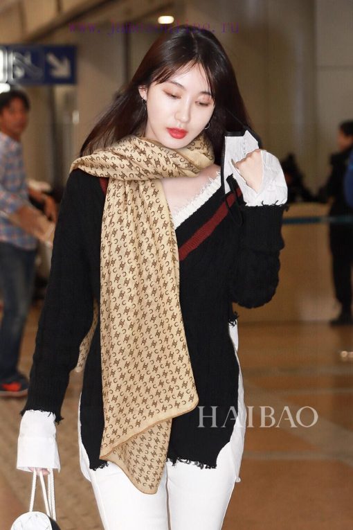 The new Celine CL logo long scarf is recommended for VI, so be sure to start quickly. High e8iy8hy9l - Image 2