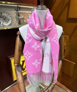 This year's hottest pink and white scarf is the LV Essential scarf, which focuses on big elexnnbaqli