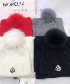 The MONCLER set is a two-piece set with a matching cashmere hat and scarf. It is made of 100j9p33xdf