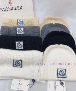 The MONCLER set is a two-piece set with a matching cashmere hat and scarf. It is made of 1008w5j7jsh