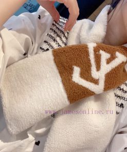 New shipment ️️ LV Shearling Teddy Scarf Autumn/Winter Coat Good friend, the quantity releas27out81e